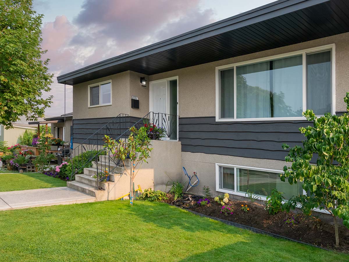 Residential house with tidy front yard.